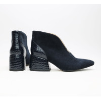 Ботильоны с глубоким вырезом из темно-синей замши со вставкой Арт. 657-7/w324Ок