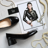 Туфли из лаковой кожи черного цвета под рептилию на низком каблуке Арт. 456-1/53Ок