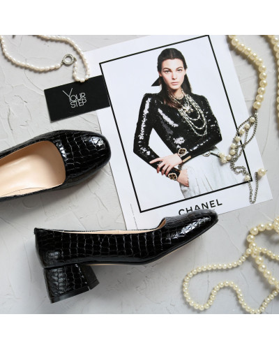 Туфли из лаковой кожи черного цвета под рептилию на низком каблуке Арт. 456-1/53Ок