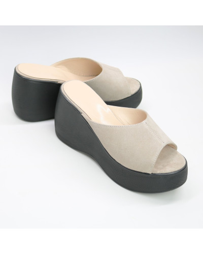 Шльопанці з бежевої замші на високій підошві Арт. 352-3/21900