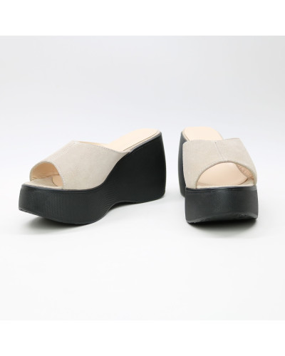 Шльопанці з бежевої замші на високій підошві Арт. 352-3/21900