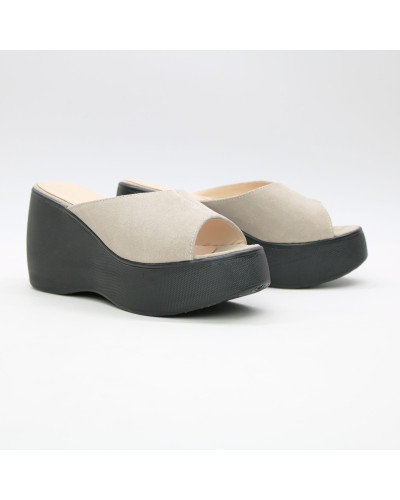 Шльопанці з бежевої замші на високій підошві Арт. 352-3/21900