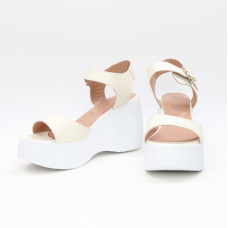 Босоніжки з бежевої шкіри на танкетці Арт. 352-2/21900