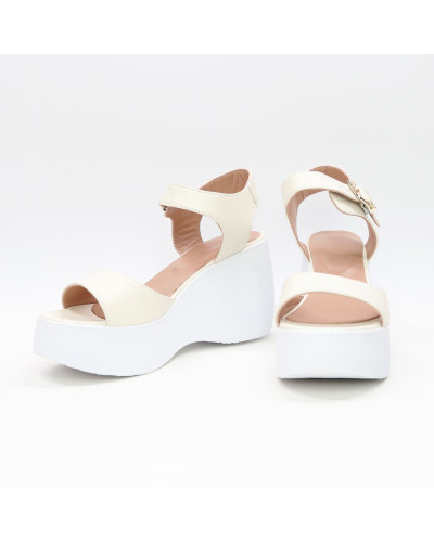 Босоніжки з бежевої шкіри на танкетці Арт. 352-2/21900