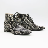 Ботильоны из нубука бежево-черного цвета под питон Арт. 457-7/53Ок 