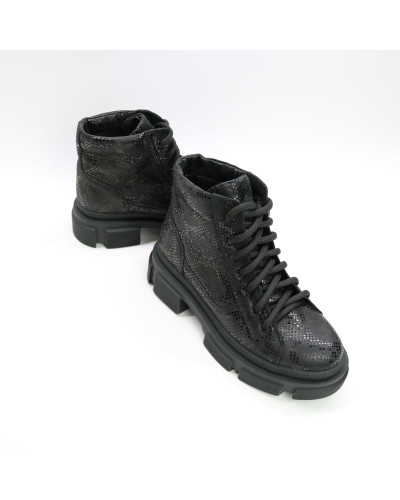 Ботинки со шнуровкой из нубука черного цвета под питон  Арт. 51-3/260
