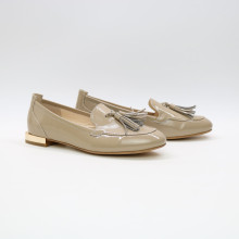 Бежевые лаковые лоферы в темном оттенке с кистями Арт. 156-1/33