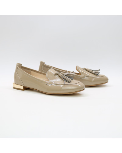 Бежеві лакові лофери в темному відтінку із китицями Арт. 156-1/33