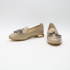 Бежеві лакові лофери в темному відтінку із китицями Арт. 156-1/33