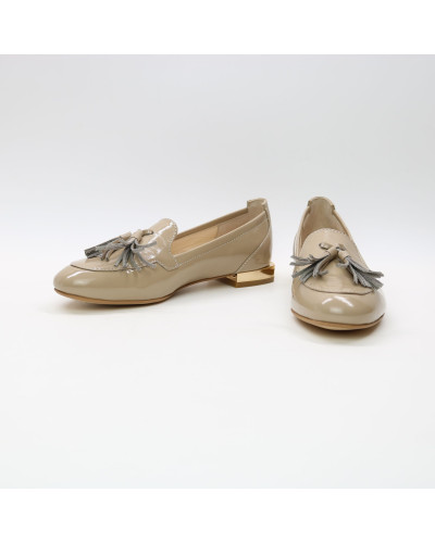 Бежеві лакові лофери в темному відтінку із китицями Арт. 156-1/33