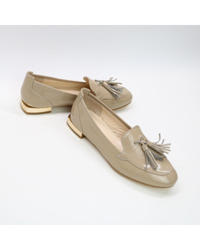 Бежеві лакові лофери в темному відтінку із китицями Арт. 156-1/33