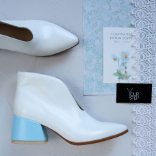 Ботильоны с глубоким вырезом из белой кожи на обтяжном каблуке Арт. 657-6/w324Ок