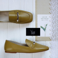 Оливкові шкіряні балетки з квадратним носком і фурнітурою — актуальний акцент сезону (Арт. 072‑4‑3827)