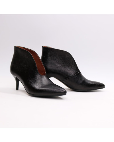 Ботильоны с глубоким вырезом из черной кожи флотар с напылением на шпильке Арт. 657-6/36