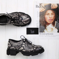 Туфли из нубука бежево-черного цвета с принтом под питон Арт. 05-6/21074