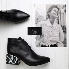 Ботильоны из черной кожи с принтом под леопард Арт. 657-10/w324Ок