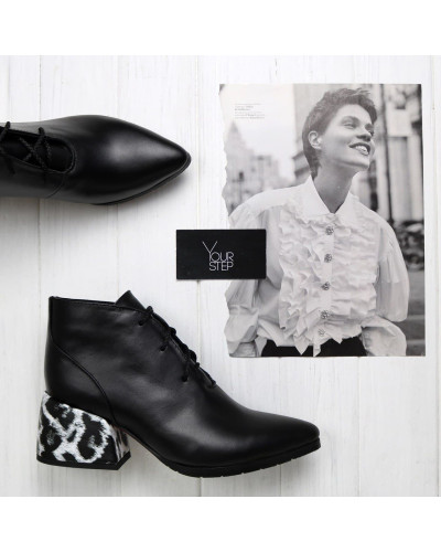 Ботильоны из черной кожи с принтом под леопард Арт. 657-10/w324Ок