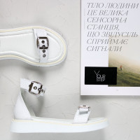 Босоніжки з білої шкіри  під рептилію 