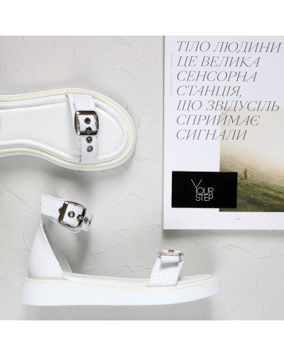 Босоніжки з білої шкіри  під рептилію 