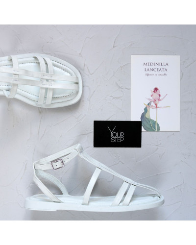 Сандалі з білої шкіри