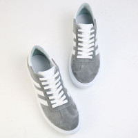 Серые замшевые кеды с белыми шнуровками – современный стиль и максимальный комфорт! Арт. 15-10-0136