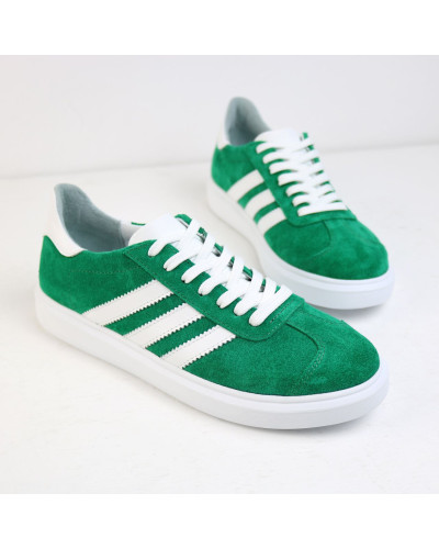 Зеленые замшевые кеды с белыми полосками (Арт. 15-10-0136) – стиль и комфорт на каждый день.