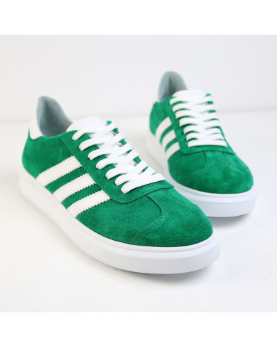 Зеленые замшевые кеды с белыми полосками (Арт. 15-10-0136) – стиль и комфорт на каждый день.