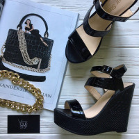 Босоніжки чорного кольору на танкетці Арт. 11-4