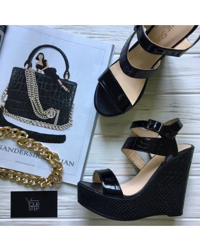 Босоніжки чорного кольору на танкетці Арт. 11-4