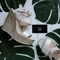 Босоніжки на танкетці з бежевої шкіри Арт. 11-4