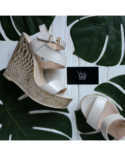 Босоніжки на танкетці з бежевої шкіри Арт. 11-4