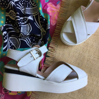 Босоножки на танкетке из натуральной кожи белого цвета Арт. 32-2/28