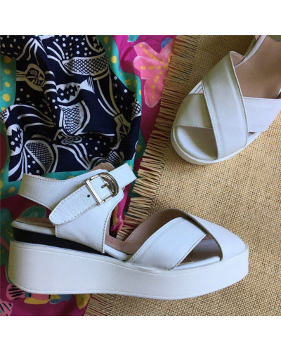 Босоножки на танкетке из натуральной кожи белого цвета Арт. 32-2/28