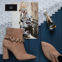 Ботинки на устойчивом каблуке цвета капучино с фурнитурой Арт. 35-10/44Ок-3647