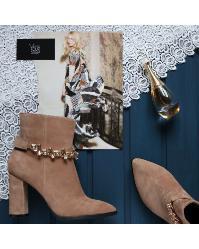 Ботинки на устойчивом каблуке цвета капучино с фурнитурой Арт. 35-10/44Ок-3647