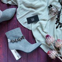 Ботинки на устойчивом каблуке серого цвета с фурнитурой на принтовом каблуке Арт. 35-10/44Ок-3647