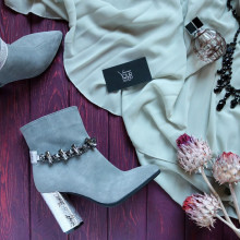 Ботинки на устойчивом каблуке серого цвета с фурнитурой на принтовом каблуке Арт. 35-10/44Ок-3647