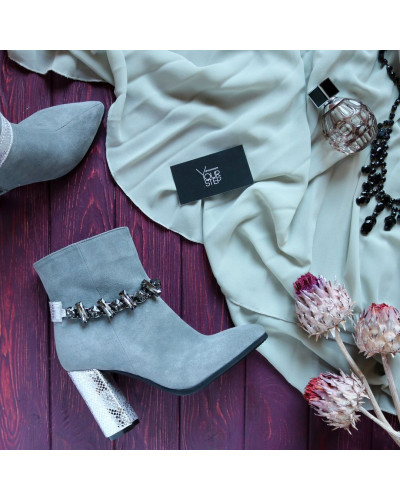 Ботинки на устойчивом каблуке серого цвета с фурнитурой на принтовом каблуке Арт. 35-10/44Ок-3647