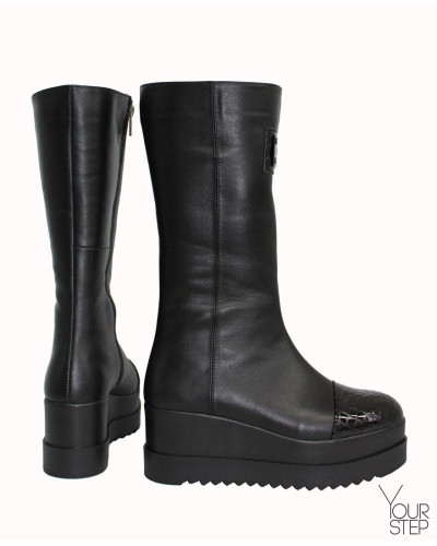 Полусапоги из черной кожи с лаковым носом на высокой подошве Арт. 235-3