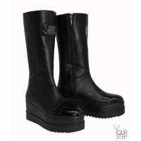 Полусапоги из черной кожи с лаковым носом на высокой подошве Арт. 235-3