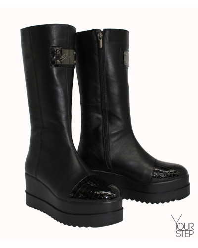 Полусапоги из черной кожи с лаковым носом на высокой подошве Арт. 235-3