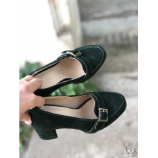 Туфли из черной замши с лаковым ремешком с фурнитурой и обтяжным каблуком Арт. 853-5/48Ок