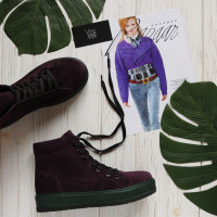 Ботинки из замши цвета баклажан на зеленой подошве 51-3/152