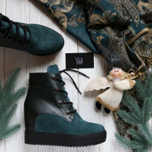 Ботинки на скрытой танкетке из замши и кожи зеленого цвета с фурнитурой Арт. R-3-0010