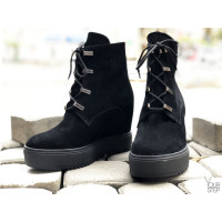 Ботинки на скрытой танкетке из черной замши с фурнитурой Арт. R-3-0010