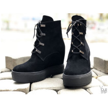 Ботинки на скрытой танкетке из черной замши с фурнитурой Арт. R-3-0010