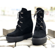 Ботинки на скрытой танкетке из черной замши с фурнитурой Арт. R-3-0010