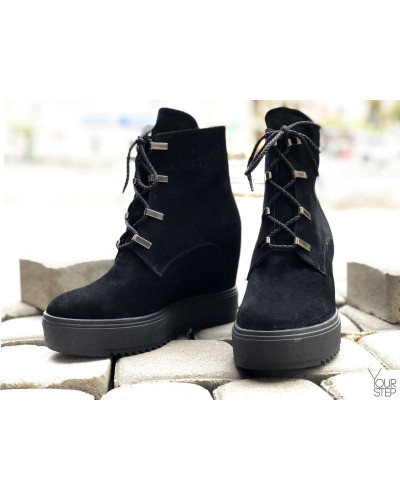 Ботинки на скрытой танкетке из черной замши с фурнитурой Арт. R-3-0010