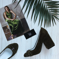 Туфли из замши цвета хаки с фурнитурой на устойчивом каблуке Арт. 95-1/49Ок-2549