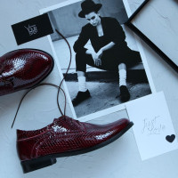 Туфли на низком ходу из лаковой кожи бордового цвета под рептилию Арт. 16-1/12(Mar4)